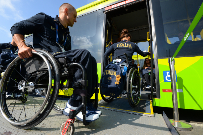 Les athltes arrivant au village paralympique de Rio 2016