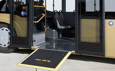 Un bus vraiment accessible, avec plancher surbaiss, rampe et entre larges